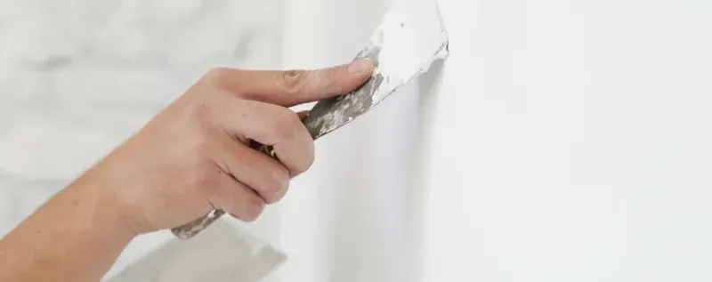 Eine professionelle Hand verwendet Gimod-Spachtelmasse von Amazon